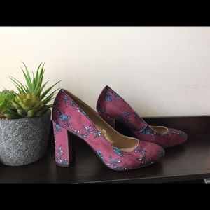 Beautiful velvet pumps